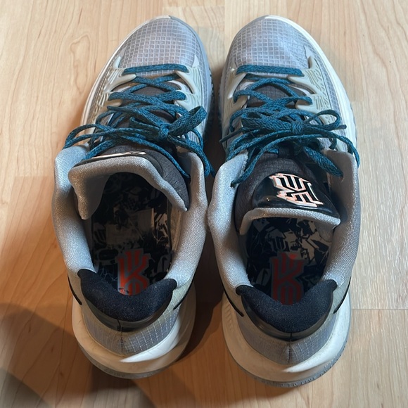 EUC NIKE Kyrie 4 Low Grey Fog size 10.5 men’s (reg $241 brand new) - Picture 3 of 6